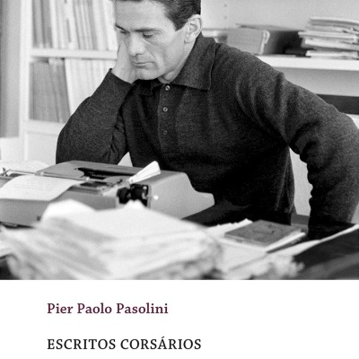 Capa de livro Escritos Corsários com foto preto e branco de homem a escrever numa máquina de escrever