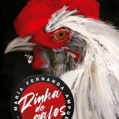 Ilustração de cabeça de galo com selo vermelho e texto