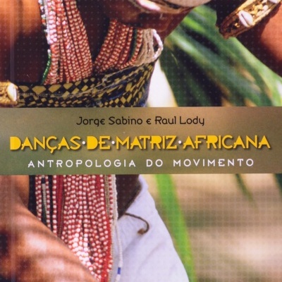Capa de livro sobre danças africanas com imagem de pessoa com colares e braceletes tradicionais.