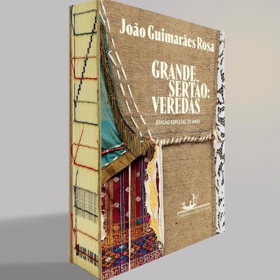 Capa de livro GRANDE SERTÃO: VEREDAS com costura aparente e textura de tecido