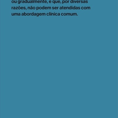 Capa traseira de livro azul com texto em português e código de barras