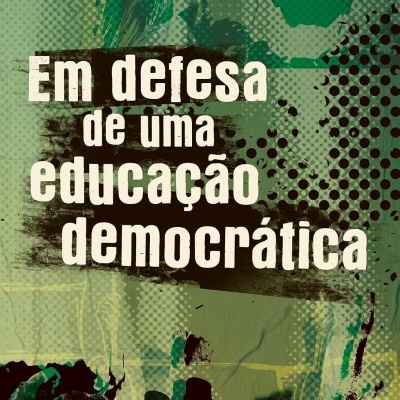 Capa de livro verde com texto branco e preto sobre educação democrática e autores, com imagem de manifestação ao fundo.