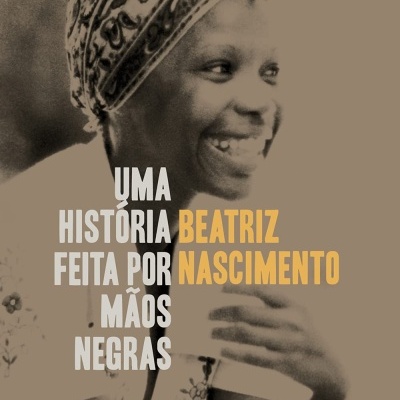 Capa de livro com fotografia sépia de mulher negra e texto em branco e amarelo