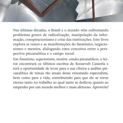 Contracapa de livro com texto em português, código de barras e logótipo Blucher, fundo branco e escada metálica cinza com corrimão de madeira