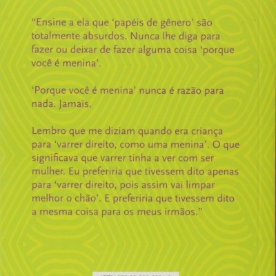Texto em português sobre papéis de género em fundo verde