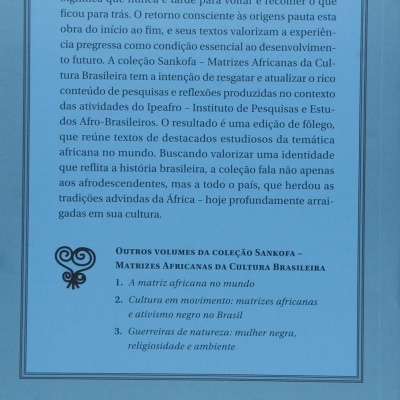 Contracapa de livro azul com texto em português e código de barras