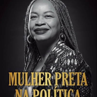 Capa de livro com mulher de cabelos trançados, título Mulher Preta na Política e nome Olívia Santana