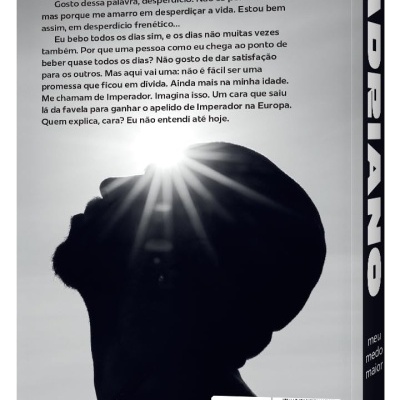 Capa e contracapa do livro Adriano com texto em português e imagem em preto e cinzento de perfil de pessoa com luz brilhante.