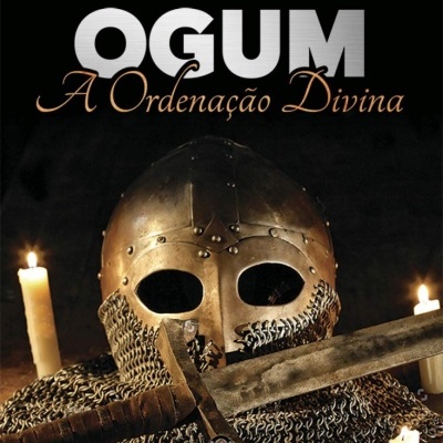 Capa de livro com capacete medieval, corrente de malha, espada e velas acesas
