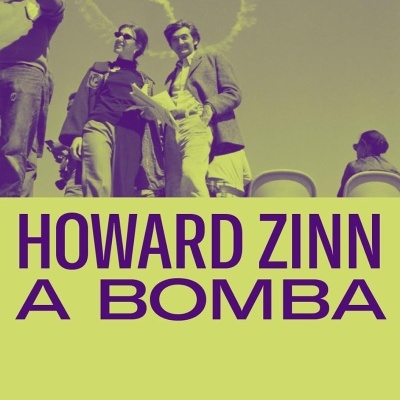 Capa de livro com texto HOWARD ZINN A BOMBA e imagem de pessoas ao ar livre com símbolos de paz no céu.