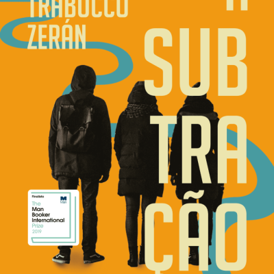 Capa do livro A Subtração com três pessoas de casaco preto de costas sobre fundo laranja.