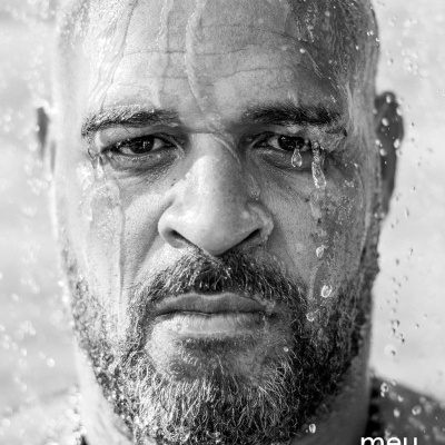Capa de livro preto e branco com retrato de homem e texto Adriano meu medo maior