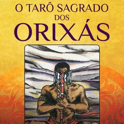 Capa de livro amarelo intitulado O Tarô Sagrado dos Orixás com ilustração de homem sentado segurando bastão