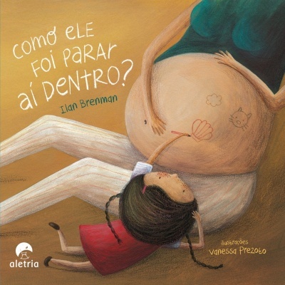 Capa de livro com criança a desenhar na barriga de mulher grávida e texto em português