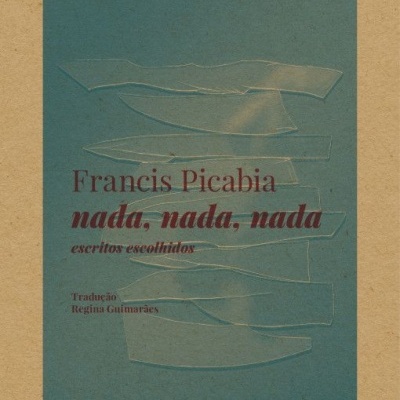 Capa de livro azul com texto e relevo, sobre fundo castanho claro