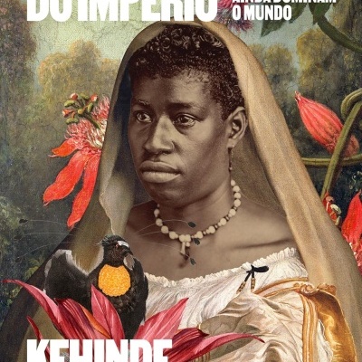 Capa de livro com mulher negra em tecido branco e dourado, flores vermelhas e pássaro preto e laranja, texto branco