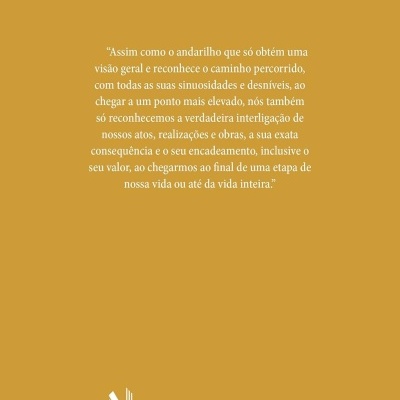Capa traseira de livro castanha com texto branco e código de barras
