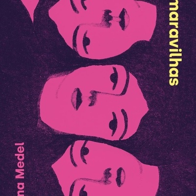 Capa de livro As maravilhas com rostos rosa e texto amarelo e rosa