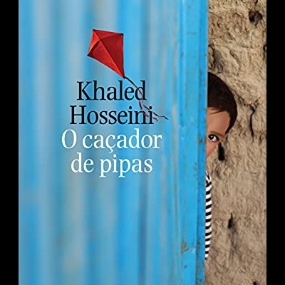 Capa de livro com fundo azul e uma criança espreitando por uma porta azul