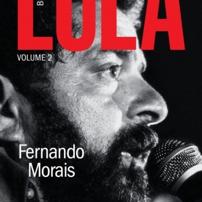 Capa do livro LULA Biografia Volume 2 com foto em preto e branco de homem a falar ao microfone