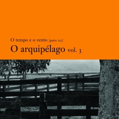 Capa do livro O arquipélago vol. 3 de Erico Verissimo com fundo laranja e imagem a preto e branco de cerca de madeira e árvore