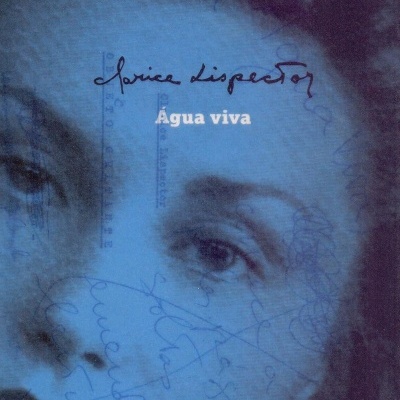 Capa de livro azul com rosto feminino e texto Água viva
