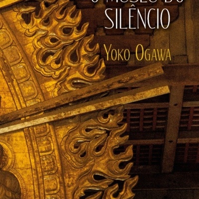 Capa de livro com decoração dourada e texto em branco e amarelo