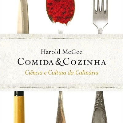 Capa do livro Comida & Cozinha de Harold McGee com talheres e alimentos