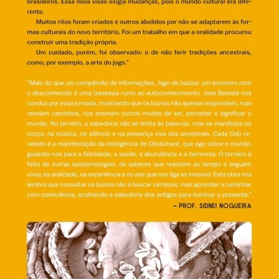 Parte traseira de livro amarelo com texto em português e fotografia de mãos segurando búzios