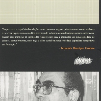 Parte traseira do livro com texto, código de barras e foto a preto e branco de homem de óculos junto a estantes de livros.