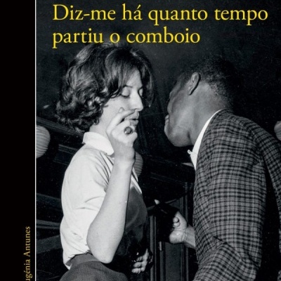 Capa de livro com fotografia a preto e branco de homem e mulher vintage e texto amarelo com título e autor