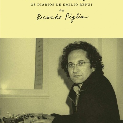 Capa de livro com título e fotografia de homem com máquina de escrever