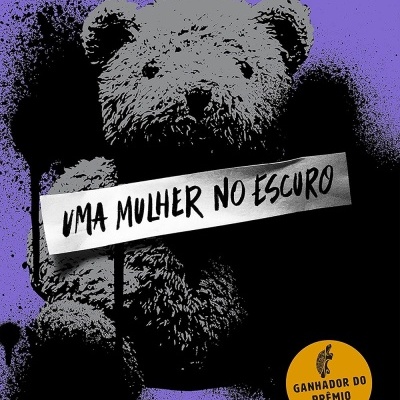 Capa de livro com urso de peluche segurando placa e textos