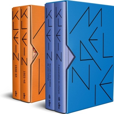 Quatro livros com capas duras coloridas, dois laranjas e dois azuis, dispostos em caixas combinando e com texto na lombada.