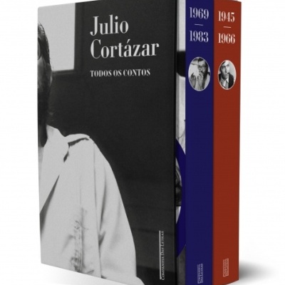 Conjunto de livros de Julio Cortázar com capas em preto, azul e castanho e fotografias a preto e branco.