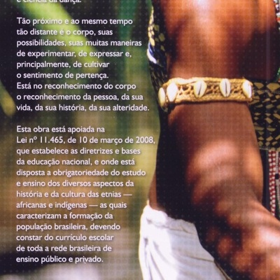 Capa de livro com texto em português e parte do corpo com pulseira de conchas.