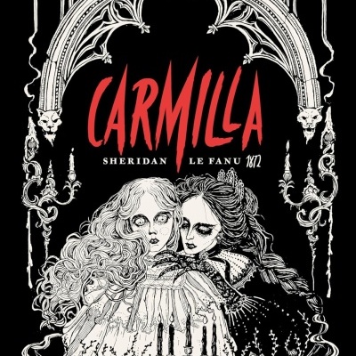 Cartaz gótico preto e branco com título Carmilla em vermelho e duas mulheres ilustradas