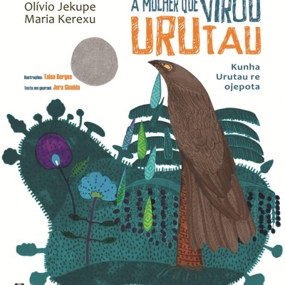 Capa de livro A MULHER QUE VIROU URUTAU com ilustração de urutau marrom e plantas azuis.