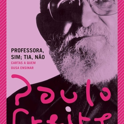 Capa de livro com rosto de homem de barba e óculos e texto em português