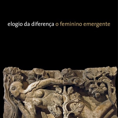 Capa de livro preta com escultura em relevo de mulher e texto do título e autor