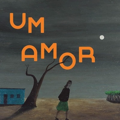 Capa de livro com título UM AMOR em letras laranja sobre fundo noturno com árvore seca, figura humana e casa azul