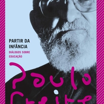 Capa de livro azul com foto preto e branco de homem idoso e texto em letras pretas e rosa