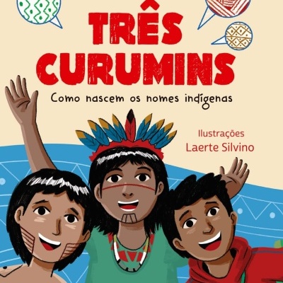 Capa de livro infantil Três Curumins com ilustrações de três crianças indígenas e texto em português.