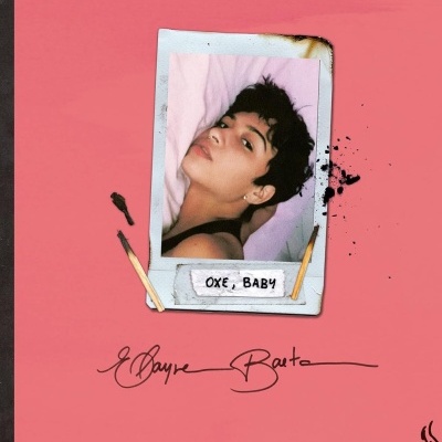 Capa de livro rosa com foto Polaroid de mulher e texto OXE BABY
