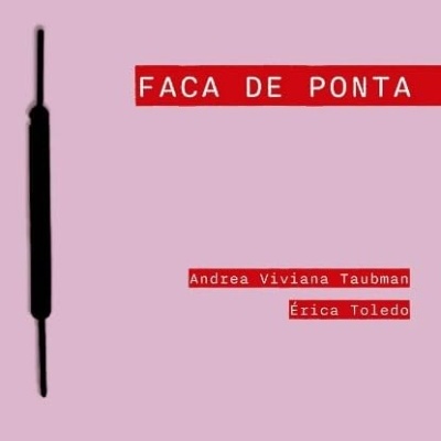 Capa de livro rosa com faca preta e texto em vermelho e branco
