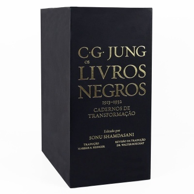 Conjunto de livros preto com texto dourado