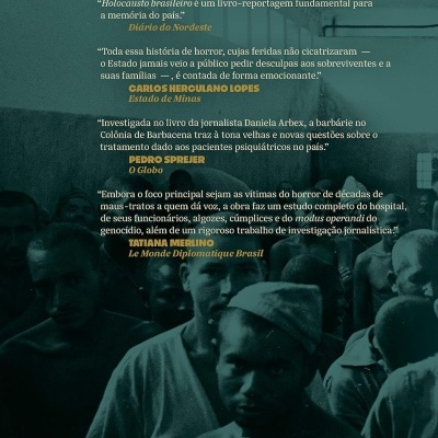 Contracapa de livro com texto em português e imagem desbotada de homens num ambiente interno