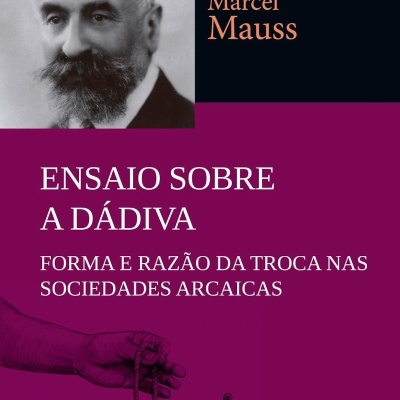 Capa do livro Ensaio Sobre a Dádiva de Marcel Mauss com foto de homem e ilustração de mãos