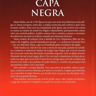 Capa traseira do livro A Longa Capa Negra, com texto descritivo em fundo vermelho.