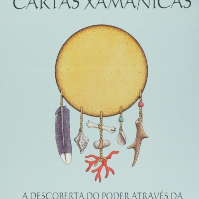 Capa de livro azul claro com título CARTAS XAMÂNICAS e ilustração de círculo amarelo com penas e ossos pendurados